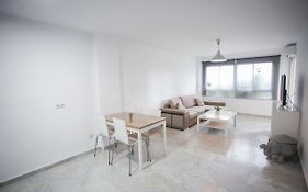 Apartamento En La Carihuela Con Piscina Y Parking, Al Lado De La Playa