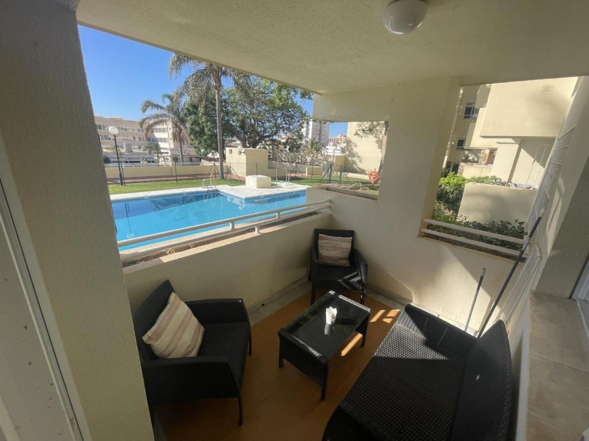 Apartament Apartamento En La Carihuela Con Piscina Y Parking, Al Lado De La Playa Torremolinos Zewnętrze zdjęcie
