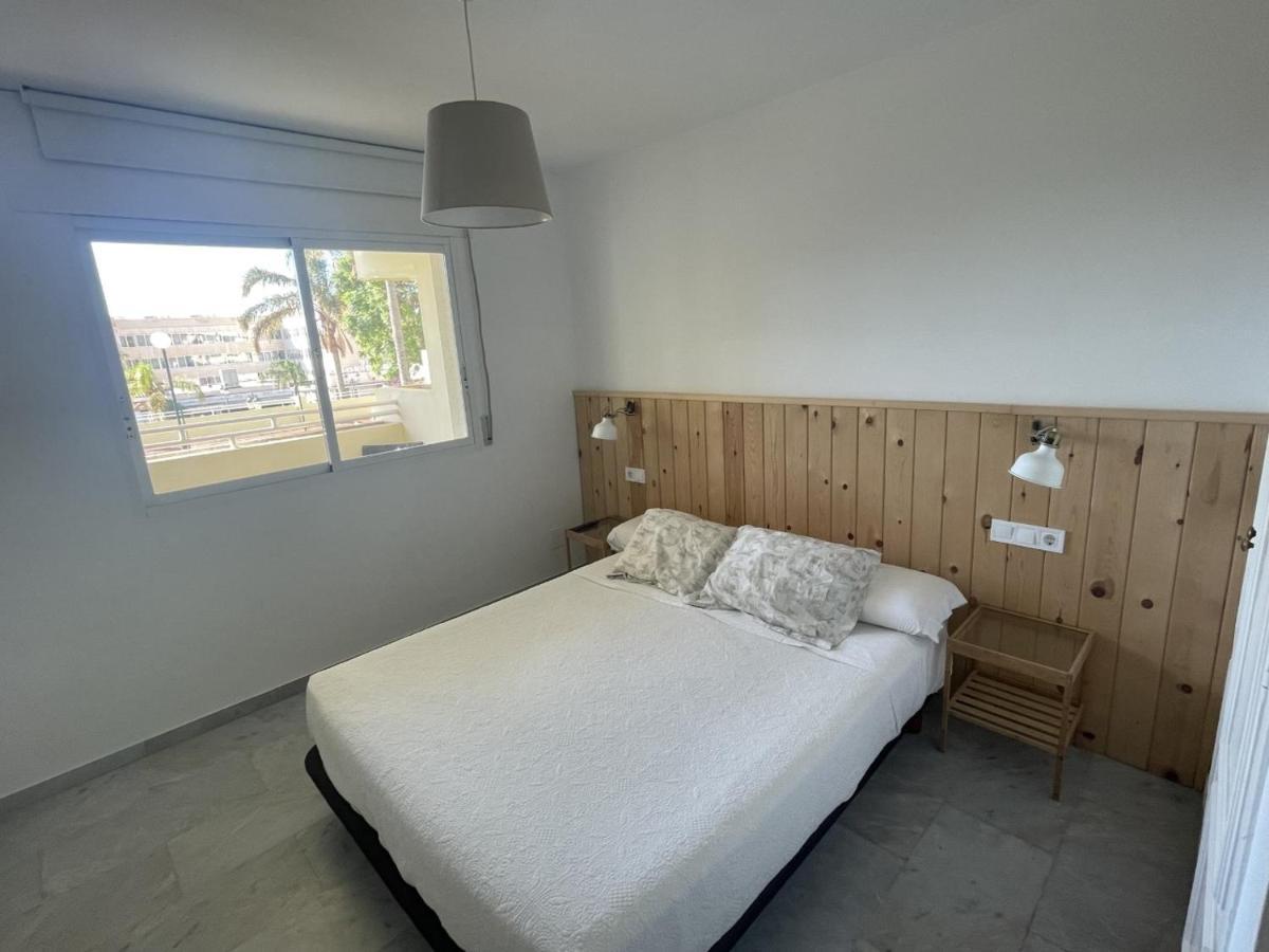 Apartament Apartamento En La Carihuela Con Piscina Y Parking, Al Lado De La Playa Torremolinos Zewnętrze zdjęcie