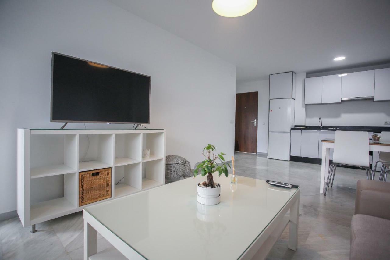 Apartament Apartamento En La Carihuela Con Piscina Y Parking, Al Lado De La Playa Torremolinos Zewnętrze zdjęcie