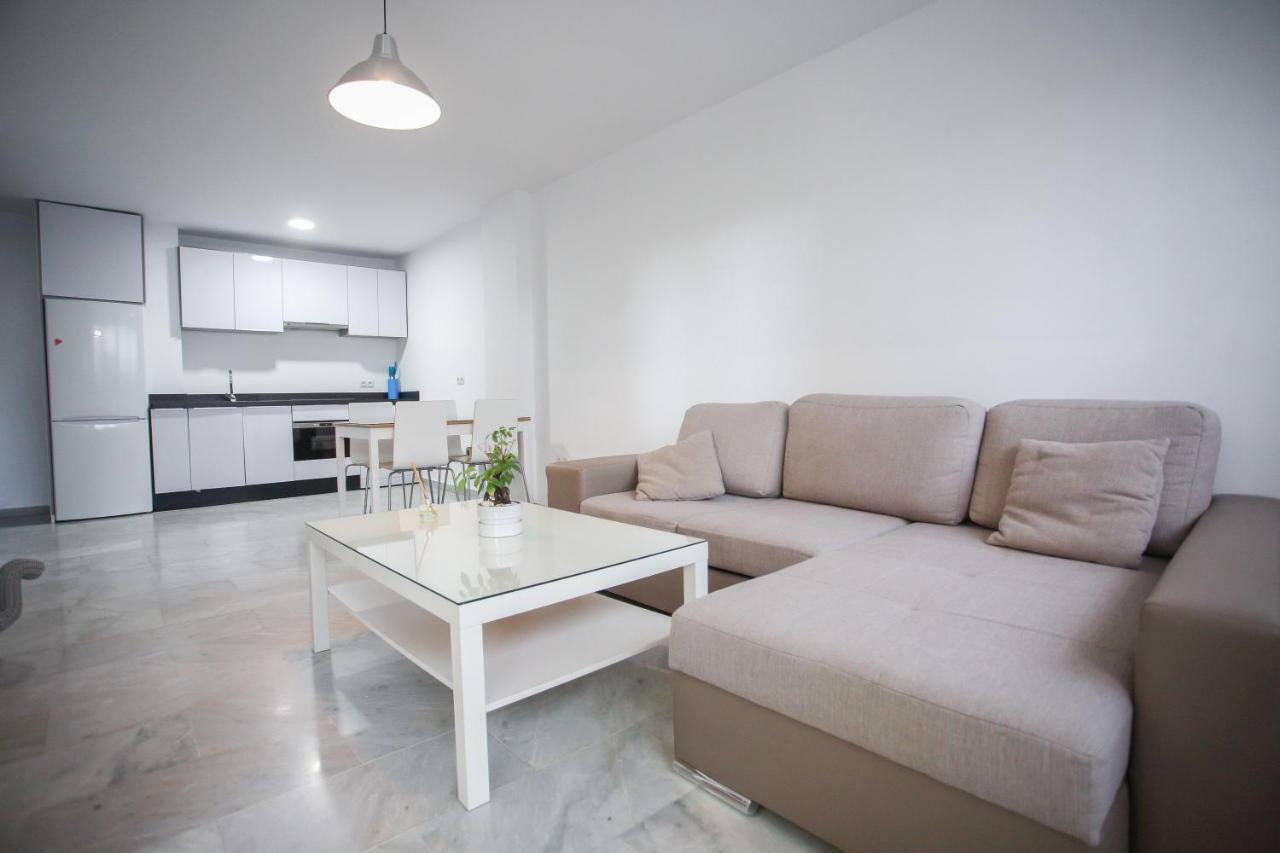 Apartament Apartamento En La Carihuela Con Piscina Y Parking, Al Lado De La Playa Torremolinos Zewnętrze zdjęcie
