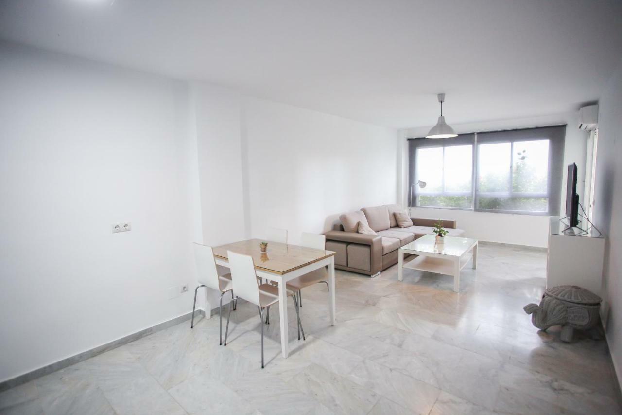 Apartament Apartamento En La Carihuela Con Piscina Y Parking, Al Lado De La Playa Torremolinos Zewnętrze zdjęcie