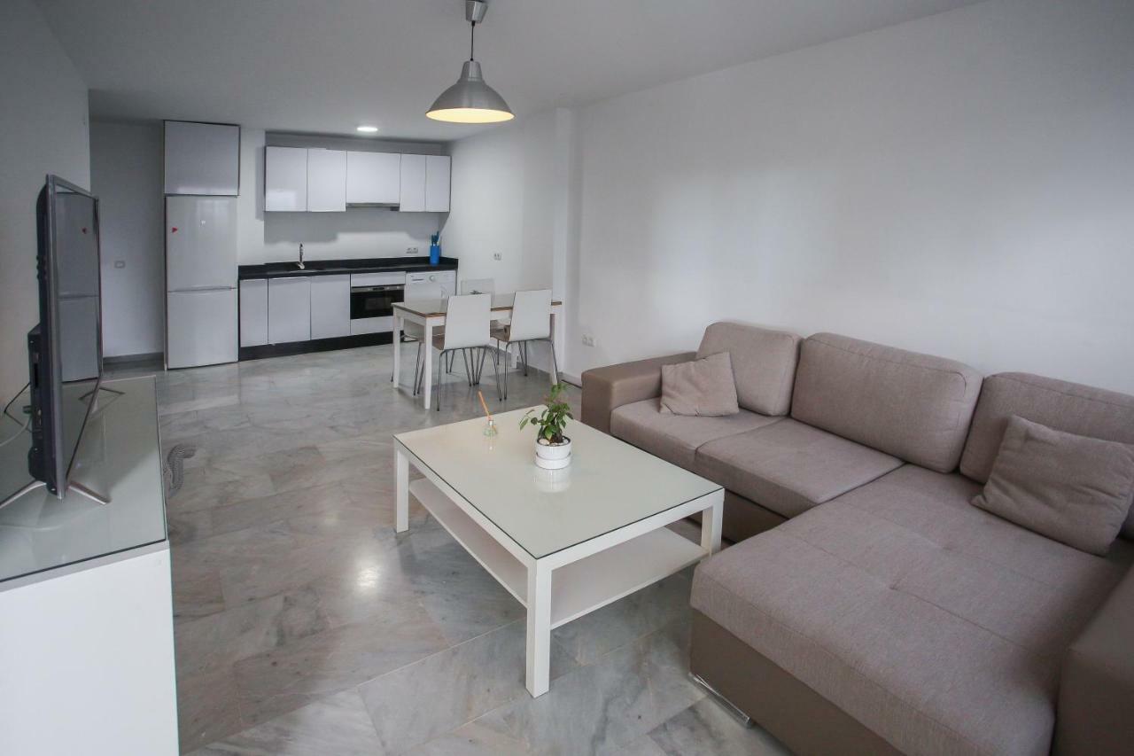 Apartament Apartamento En La Carihuela Con Piscina Y Parking, Al Lado De La Playa Torremolinos Zewnętrze zdjęcie